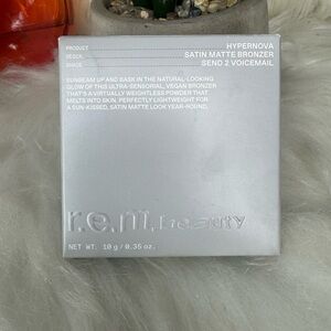 r.e.m. beauty Satin Matte Bronzer in SEND2 VOICEMAIL